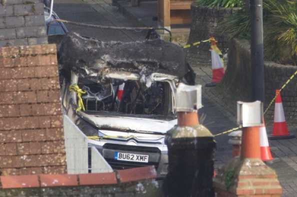 24 February 2021 - 08-26-07
Drama on the Embankment when a motorhome caught fire destroying itself and not enhancing the car behind.
----------------------
Vehicle caught fire, Dartmouth Embankment